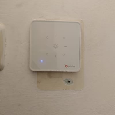 מתג חכם על קיר עם חיווי Wi-Fi
