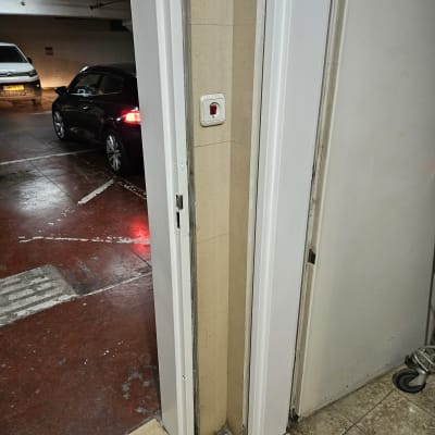 חניון עם מכוניות ודלת פתוחה