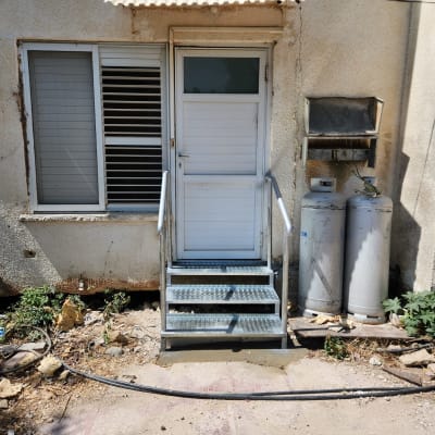 דלת עם מסגרת מתכת ומדרגות מתכת