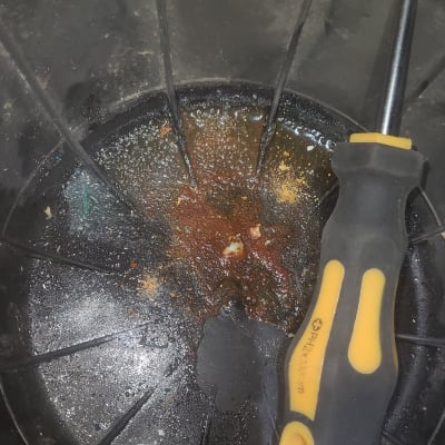 מברג בתוך כלי עם חלודה ולכלוך