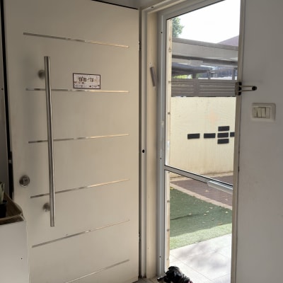 דלת רשת מאלומיניום מותקנת בפתח כניסה לבית פרטי