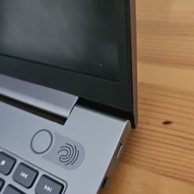 מחשב נייד עם חיישן טביעת אצבע ומסך פתוח