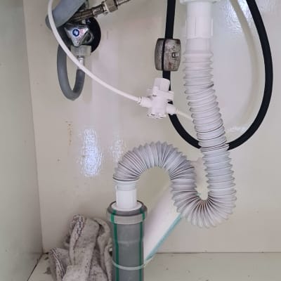 צינורות ניקוז מתחת לכיור עם חיבורים שונים