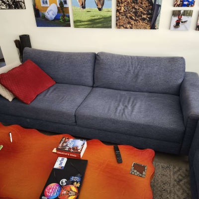 ספה אפורה עם כריות צבעוניות בסלון