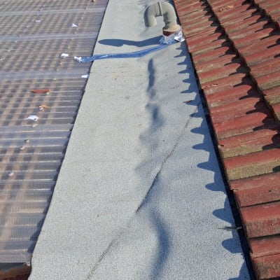 גג עם יריעות איטום וצינור פליטה