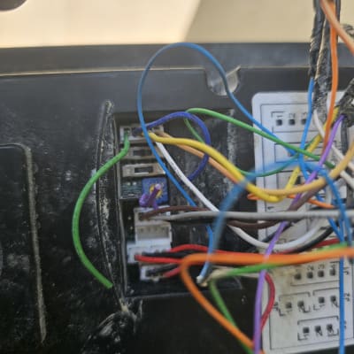 חוטים צבעוניים מחוברים למכשיר אלקטרוני