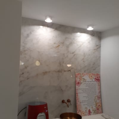 כיור נחושת עם ברז, מכשיר חשמלי אדום על השיש