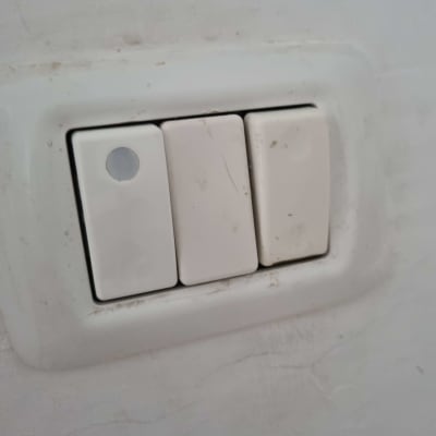 מתגי חשמל לבנים על קיר