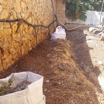 צינורות מים מחוברים לקיר אבן בחצר