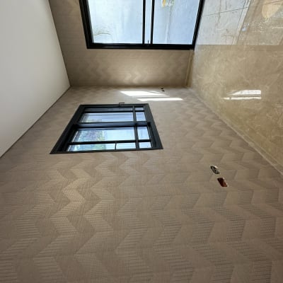 קיר עם טפט דוגמת זיגזג ליד חלון גדול