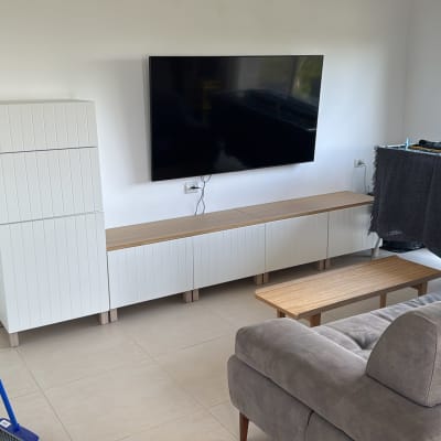 מטאטא כחול נשען על קיר לבן