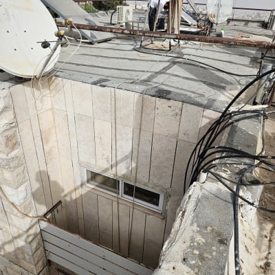 צלחות לוויין, כבלים, אדם עובד על גג