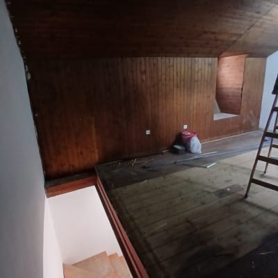 קיר עץ עם שקיות וחפצים על הרצפה