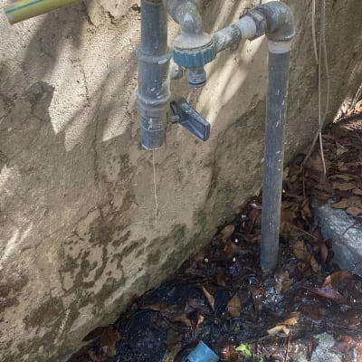 ברז מים חיצוני עם צינור צהוב מחובר