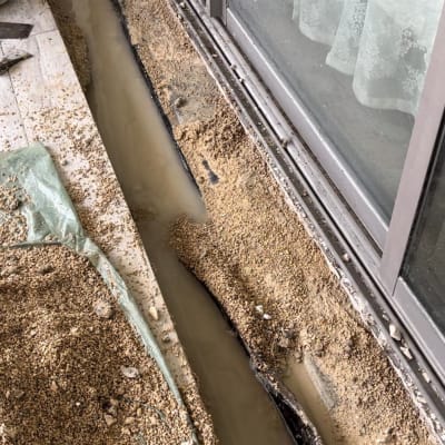 חפירה עם מים ליד חלון זכוכית