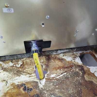 צינור גז צהוב מחובר למכשיר מתכת