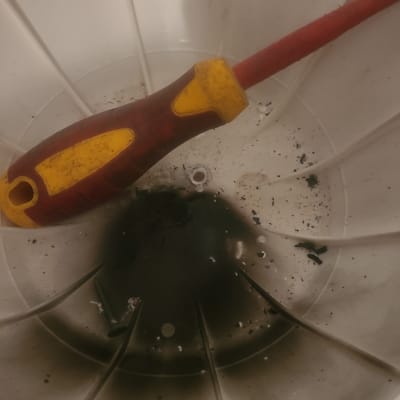 מברג בתוך דוד שמש עם לכלוך ופיח