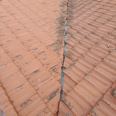 גג רעפים עם סימני שחיקה ותיקון