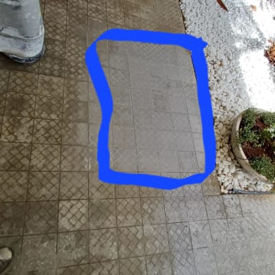 רצפה מלוכלכת עם מכונת ניקוי ליד גינה