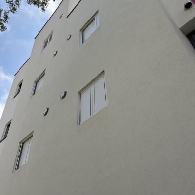 בניין עם חלונות וצלחות לווין על הקיר החיצוני