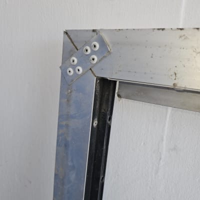 מסגרת מתכת עם ברגים, חלק מתריס