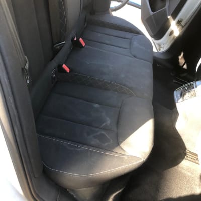 מושב רכב נקי לאחר ניקוי