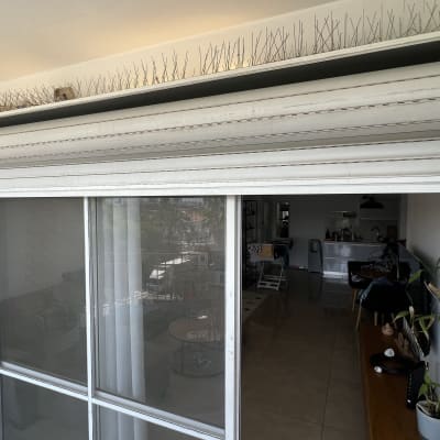 תריס גלילה לבן פתוח למחצה עם דוקרנים למניעת ציפורים