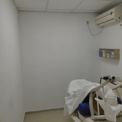 קיר גבס לבן עם מזגן ותקרה אקוסטית