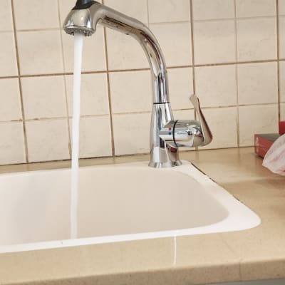 ברז מים זורם בכיור מטבח