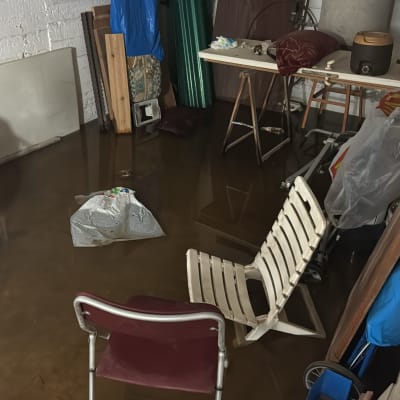 חדר מוצף עם כיסאות וחפצים שונים על הרצפה