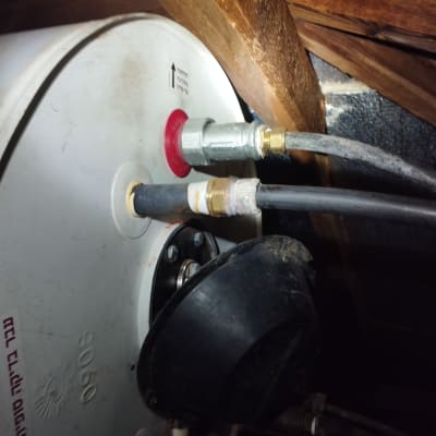 חיבורים וצינורות על דוד מים