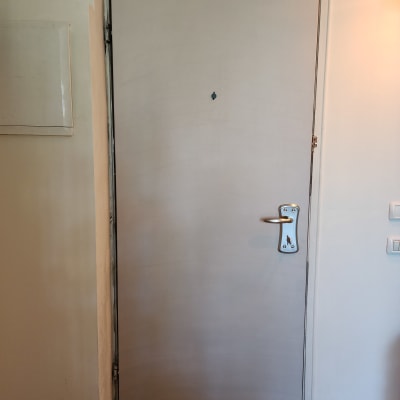 דלת עם ידית מתכת, ללא אנשים או טקסט