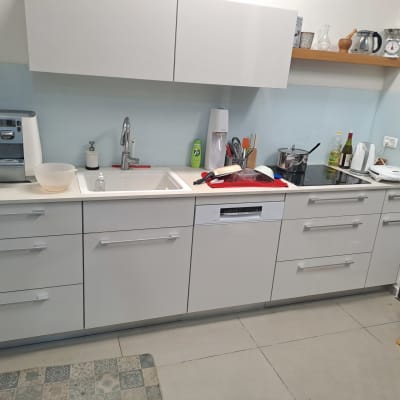 מטבח עם כיור, מכונת קפה, כיריים וסירים