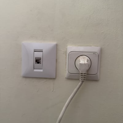 שקע רשת וכבל מחובר לקיר