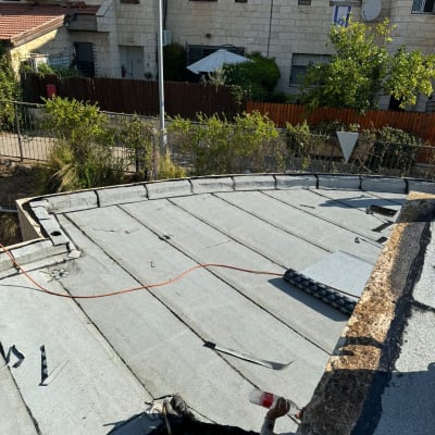 גג עם יריעות איטום וכלי עבודה לאיטום