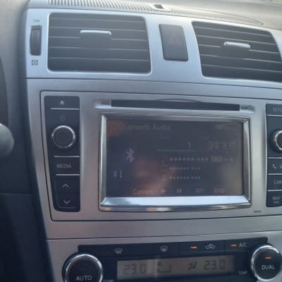 מערכת מולטימדיה לרכב עם תצוגת בלוטות