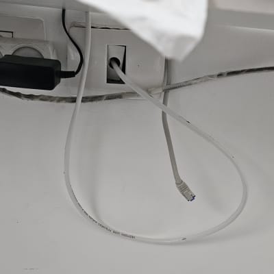 כבל רשת מחובר לשקע בקיר