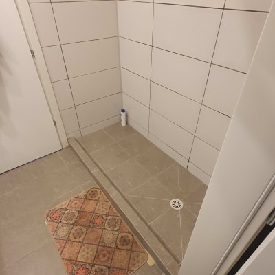 מקלחת עם אריחים חדשים וניקוז ברצפה