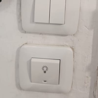 שני מתגי חשמל על קיר לבן