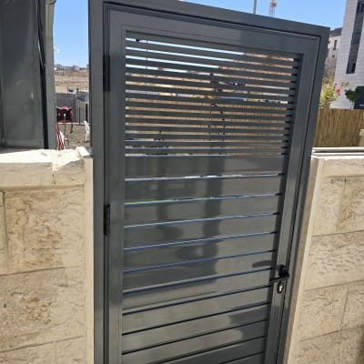 שער אלומיניום אפור עם תריסים אופקיים