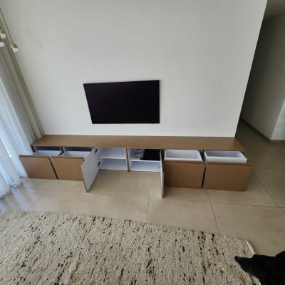 ארון טלוויזיה עם דלתות פתוחות בסלון מודרני