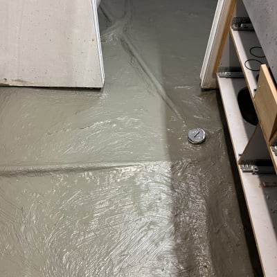 רצפת בטון טרי עם צינור ניקוז גלוי