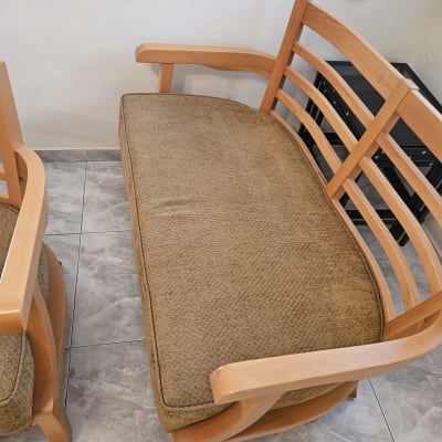 ספה עם ריפוד חום ומסגרת עץ בהירה