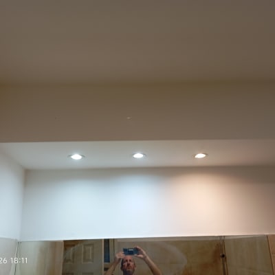 תקרה צבועה עם תאורה שקועה בחדר אמבטיה