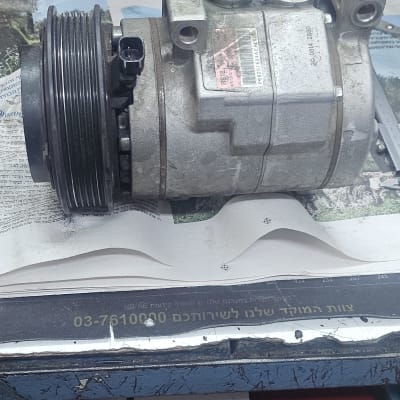 מדחס רכב על שולחן עבודה עם כלים מסביב