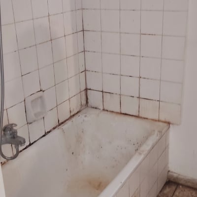 אמבטיה ישנה עם אריחים מלוכלכים לקראת שיפוץ