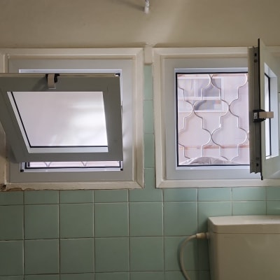 חלונות אלומיניום פתוחים בחדר אמבטיה