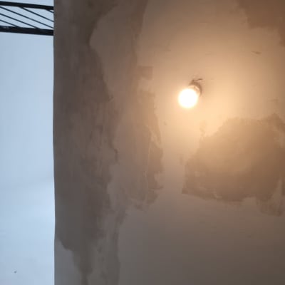 קיר עם טיח ותאורה במהלך שיפוץ