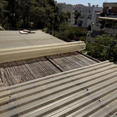 התקנת לוחות סנטף גליים על גג פרגולת עץ