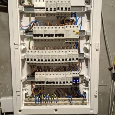 לוח חשמל עם חוטים ומפסקים